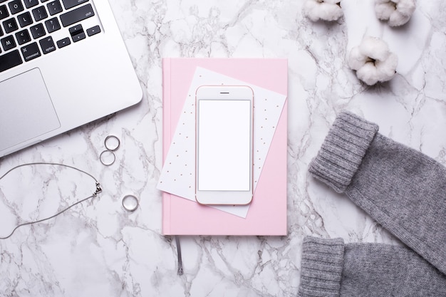 Journée d'affaires des femmes avec téléphone mobile, clavier et ordinateur portable rose sur table en marbre