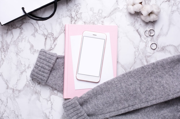 Journée d'affaires des femmes avec téléphone mobile et ordinateur portable rose sur table en marbre