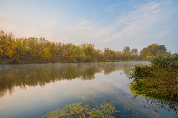 Journée brumeuse d'automne sur une rivière bel endroit