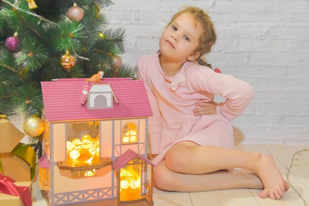 Photo la journée avec des cadeaux et une fille de sapin de noël