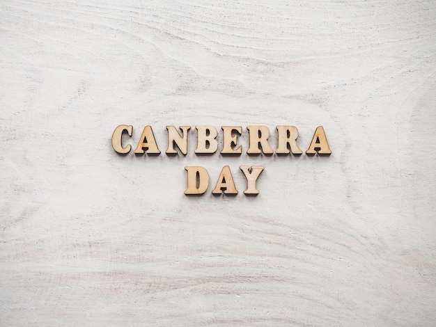 Journée de Canberra sur une surface en bois