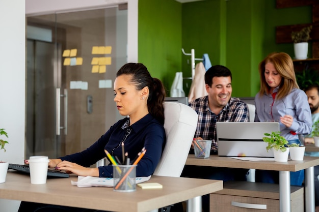 Journée chargée au bureau de la start-up. Les employés travaillent à leur bureau