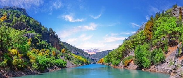 Journée chaude à Green Canyon aux eaux turquoises. Manavgat, Antalya, Turquie