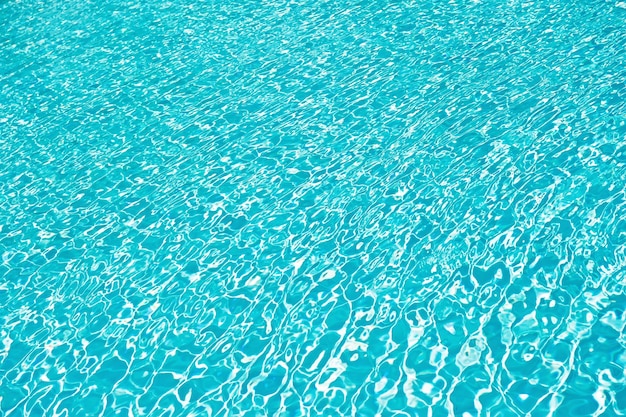 Journée chaude paresseuse vagues d'eau bleue malibu vie à la plage piscine eau ridée fond d'eau de mer fond de mer mer des caraïbes paradis station vacances d'été hôtel de luxe piscine station balnéaire