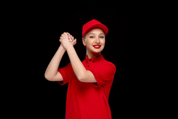 Journée de la chemise rouge fille confiante tenant la main dans un bonnet rouge portant une chemise avec du rouge à lèvres