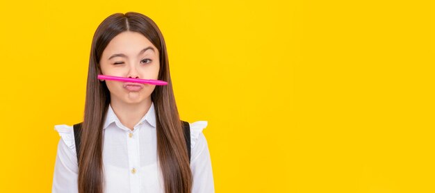 Journée de la connaissance Une fille qui fait un clin d'œil tient un stylo comme une moustache Éducation scolaire Journée de la connaissance