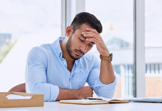 Cette journée doit se terminer Photo d'un jeune homme d'affaires dans son bureau