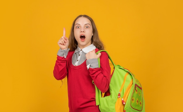 Journée Du Savoir. Concept D'éducation. Enfant Sur Fond Jaune. 1er Septembre. Enfance Heureuse. Enfant Avec Cartable. Inspiré De L'idée De Porter Un Sac à Dos Pour Adolescente. Retour à L'école.