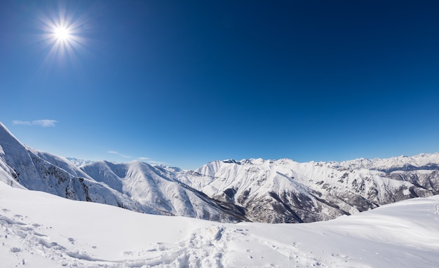 Journée ensoleillée sur la chaîne de montagnes enneigée