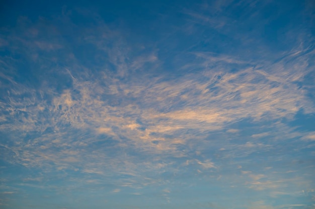 Journée ensoleillée ciel bleu et nuages blancs