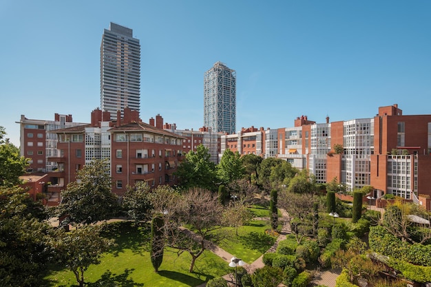 Journée ensoleillée dans la cour européenne verdoyante. Complexe résidentiel moderne à Barcelone Espagne