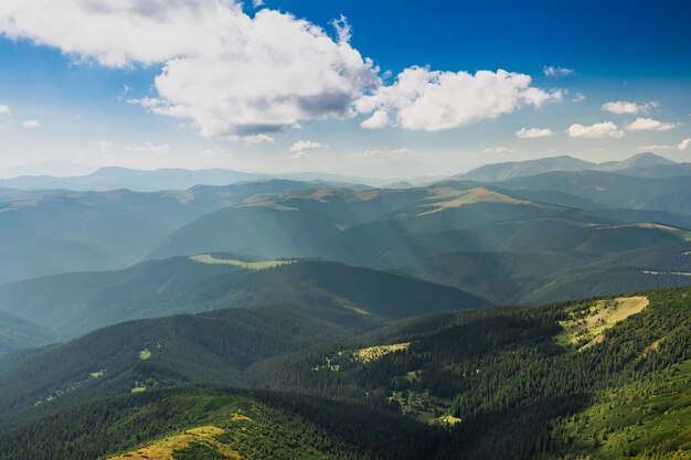 Journée ensoleillée dans les montagnes verdoyantes