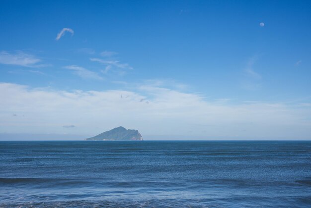 Une journée ensoleillée avec l'île de Guishan à Yilan à Taïwan