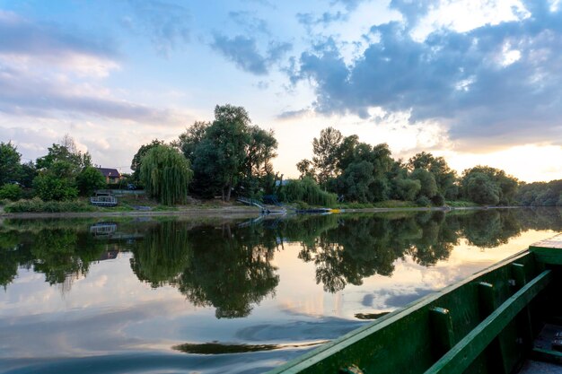 Journée ensoleillée sur une rivière calme en été