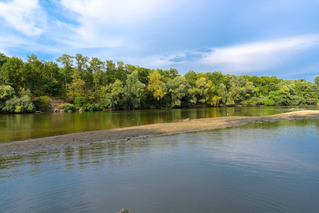 Journée ensoleillée sur une rivière calme en été