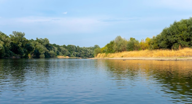 Journée ensoleillée sur une rivière calme en été