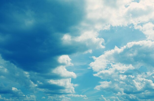 Journée d'été ciel bleu et nuages