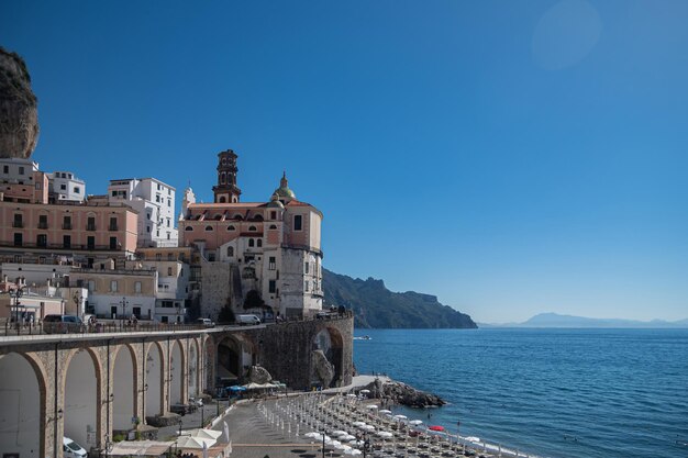 Journée d'été ensoleillée sur la côte amalfitaine Italie Place Umberto I Belle architecture italienne maisons en pierre dans les montagnes