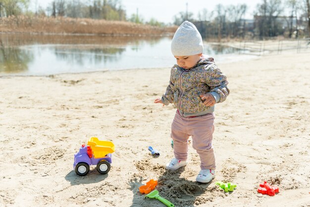 Journée familiale au parc. Heureux jeune couple avec bébé nouveau-né. Mère porter bébé dans un porte-bébé ergonomique