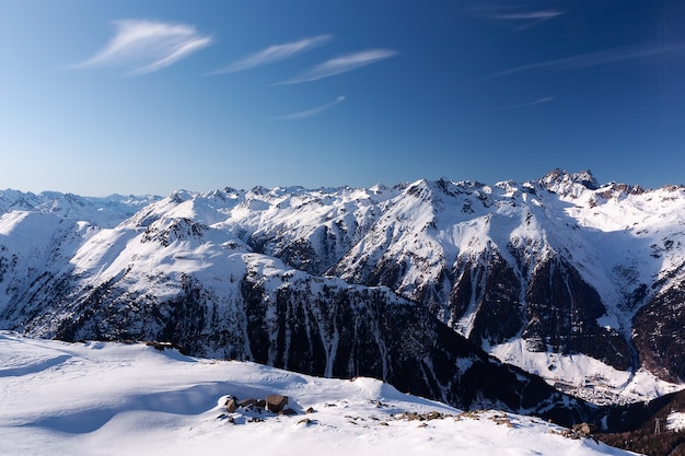 Journée d'hiver ensoleillée dans la station de ski alpin avec ciel bleu et neige blanche brillante