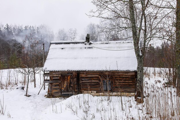 Journée d'hiver en Lettonie Europe Vue panoramique sur la nature avec l'ancien bâtiment de bains publics en bois