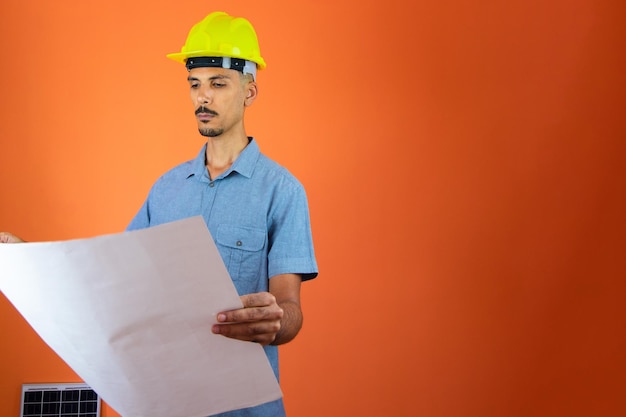 Journée des ingénieurs Homme noir en casque de sécurité et chemise bleue isolé sur orange