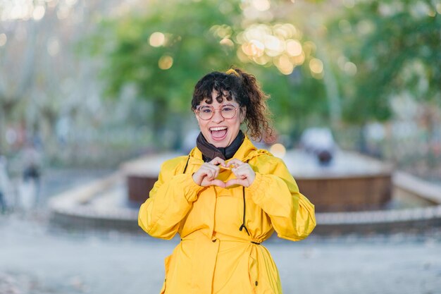 Photo la journée internationale de la femme inspire l'inclusion activiste féminine latine signe de cœur d'amour souriant gen z