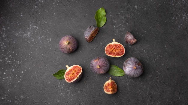 Journée mondiale de l'alimentation, figues douces mûres avec des feuilles vertes sur fond noir