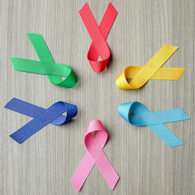 Journée mondiale du cancer (4 février). rubans de sensibilisation colorés