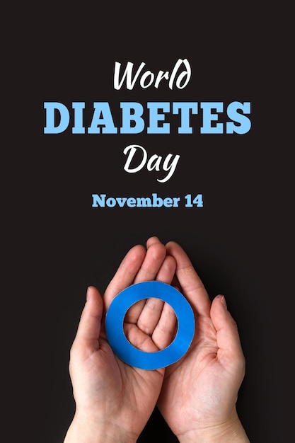 Photo journée mondiale du diabète le cercle bleu entre les mains d'un adulte est le symbole de la sensibilisation au diabète 14 novembre