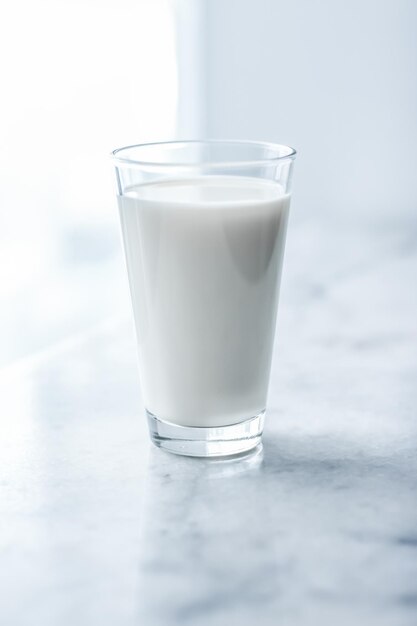 Journée mondiale du lait plein verre sur table en marbre