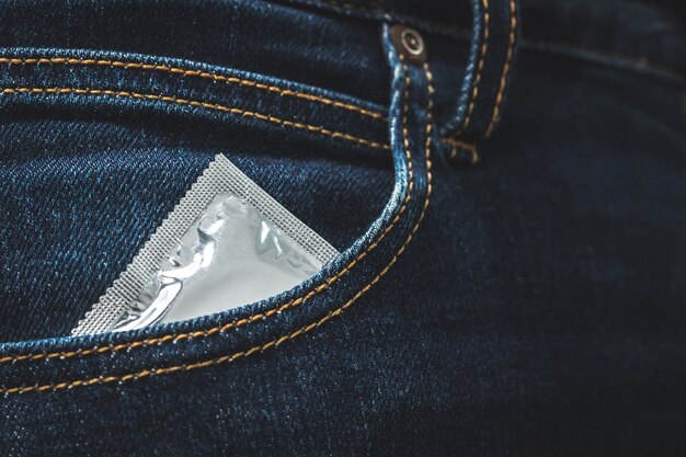 Journée mondiale du sida, les hommes tiennent des préservatifs avant d'avoir des relations sexuelles.