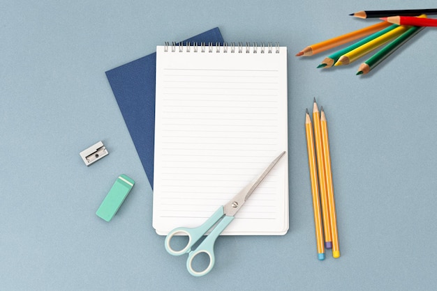 journée mondiale des enseignants bloc-notes ciseaux et crayons jaunes