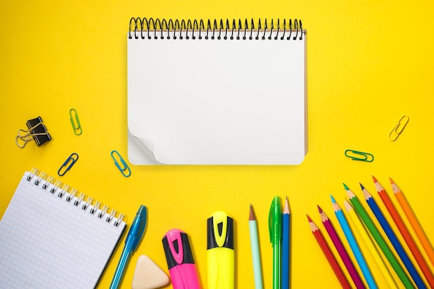 Journée mondiale des enseignants Fournitures scolaires Carnet vierge ouvert sur fond jaune