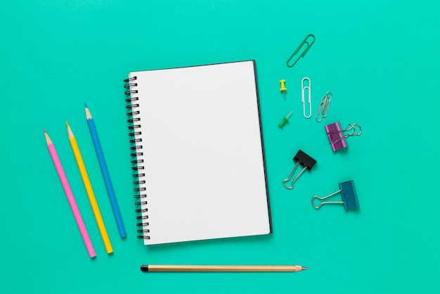journée mondiale des enseignants vue de dessus cahier vide et fournitures de bureau sur le bureau