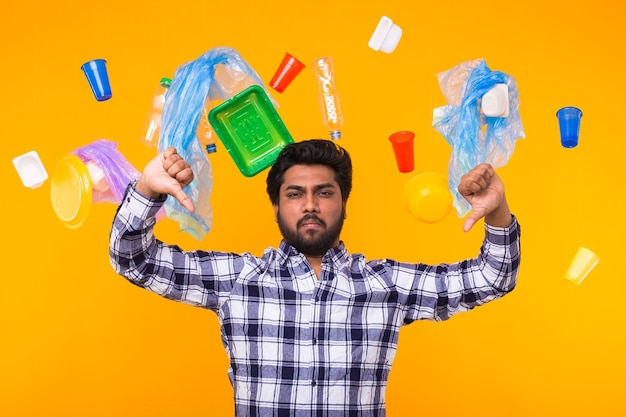 Journée mondiale de l'environnement, problème de recyclage du plastique et concept de catastrophe environnementale - triste homme indien donnant les pouces vers le bas