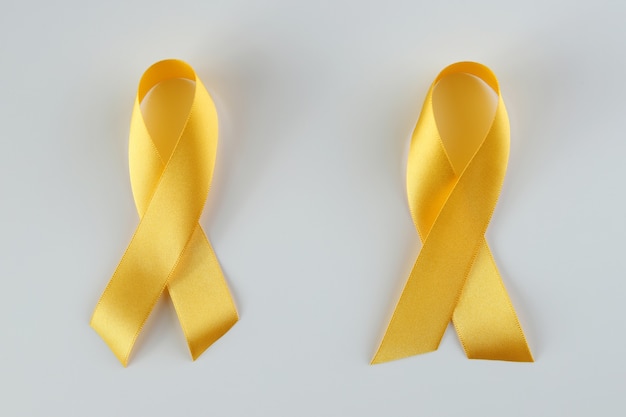 Journée mondiale de prévention du suicide avec ruban jaune sur fond blanc. Ruban jaune de septembre.