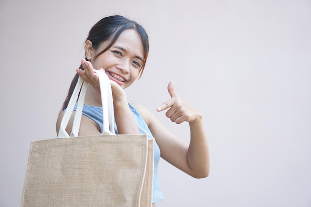 Journée mondiale sans plastique Les femmes utilisent des sacs en tissu au lieu de sacs en plastique pour faire leurs courses