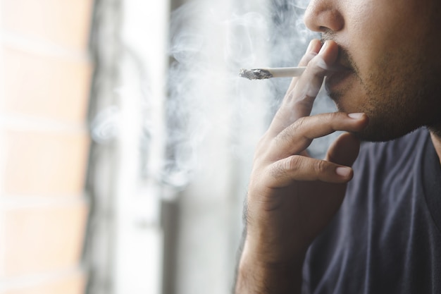 Photo journée mondiale sans tabac, homme qui fume