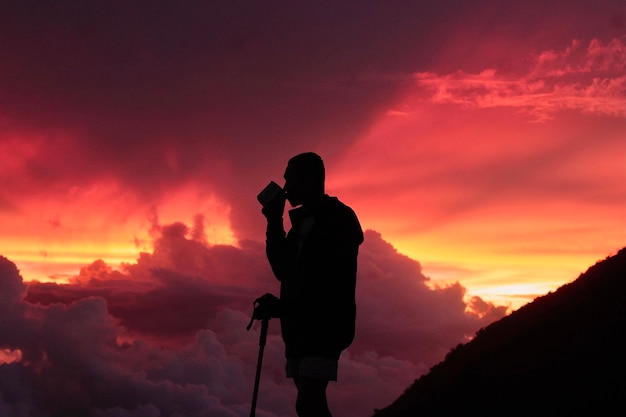 une journée à la montagne avec un beau coucher de soleil