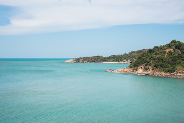 une journée de nature île dans la mer verte océan bleu ciel blanc nuage