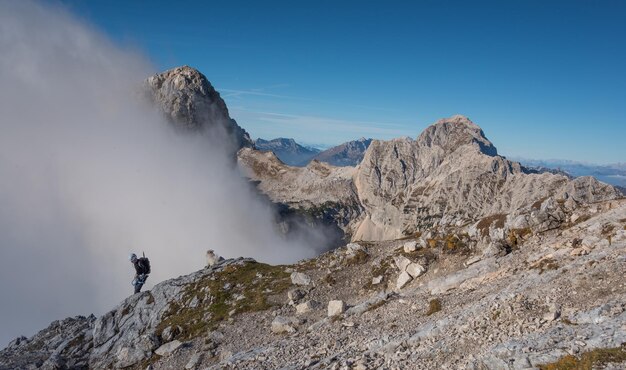 Photo journée nuageuse et brumeuse dans les montagnes des alpes juliennes