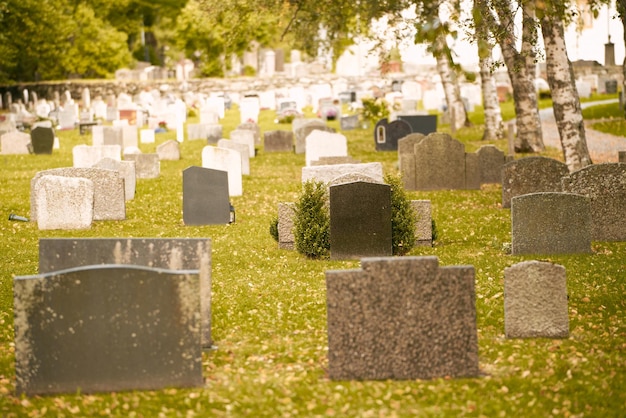 Une journée paisible dans le cimetière historique Cimetière par un jour ensoleillé Cimetière cimetière pierres tombales blanches et grises Serenité parmi les pierres tombales par un jour ensoleillé