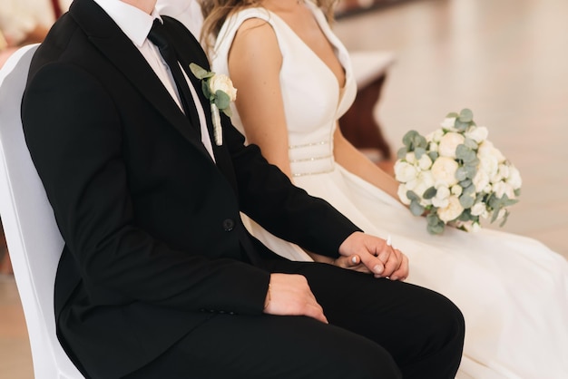 Journée photo de mariage La mariée et le marié se tiennent la main