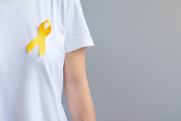 Journée de prévention du suicide, Sarcome, os, vessie et mois de sensibilisation au cancer infantile, Ruban jaune pour soutenir les personnes vivant et malades. concept de la journée mondiale du cancer et de la santé des enfants