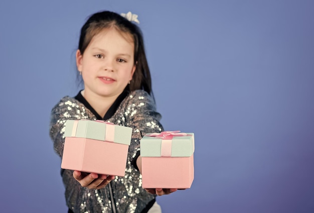 Journée de shopping Un enfant mignon porte des coffrets cadeaux Coffret cadeau surprise Liste de souhaits d'anniversaire Monde du bonheur Un événement spécial se produit tous les jours Choisissez-en un Fille avec des coffrets cadeaux fond bleu Vendredi noir