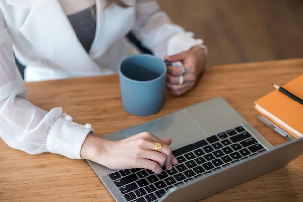 Journée de travail bien remplie sur ordinateur portable