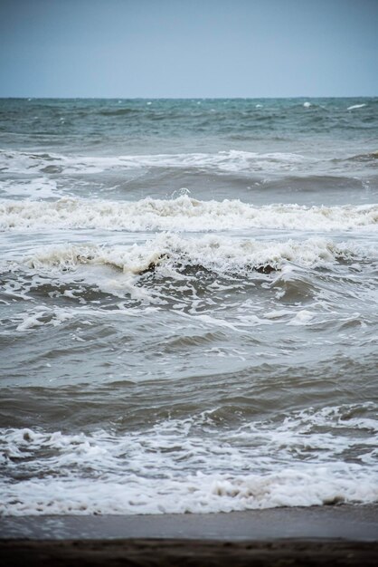 Journée avec des vagues sur la plage