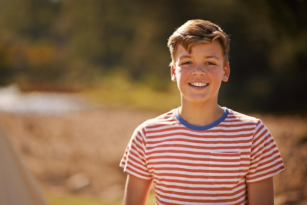 Jours d'enfance insouciants Portrait d'un jeune garçon à l'extérieur