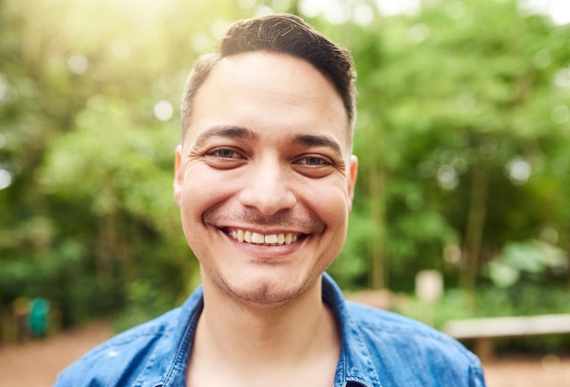 Jours de parc Portrait recadré d'un beau jeune homme debout à l'extérieur dans le parc